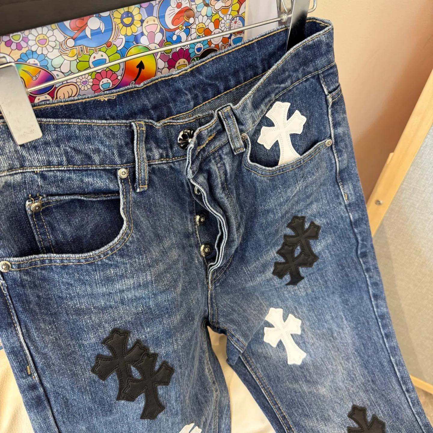 P260 Style number: D346 ChromeHearts Chrome washed blue and black and white leather straight pants, ceiling-level jeans, a pair is hard to find at the counter‼ ️About Zangyin✅This is an extremely luxurious fashion brand that can also be called the aristocracy of the high street. It has always been an exclusive brand for some hipsters or rich second generations. The color of this model is already very eye-catching by using a unique washed material. It is decorated with pink patch cross flowers, which cleverly highlights the charm of the brand. Secondly, this model adopts a classic high-waist cut design, which highlights the long legs and fashionable temperament of the upper body. The brand is highly recognizable and the slim-fitting configuration is more suitable for daily wear. The personality will be fashionable and the specifications can be seen at a glance. Materials and technology ✅ Needless to say, this point goes without saying. As an excellent craftsman brand, Zangyin's requirements for details and craftsmanship are really perfect. The washed color of this model has gone through a lot of processes, not to mention the embellishment of the denim appliqués. It is also purely handmade and sewn. Just like what they believe in, only handmade things have soul and have the meaning of wearing. A top-notch heavy-duty fashionable denim item, recommended by both hands‼ ️ Size: 28, 30, 32, 34, 36 (S-XXL) Color: blue Size reference: Pants length 100 102 104 106 106 Waist 72 76 80 84 88 Recommended weight S (about 130 pounds) M (about 120 pounds) L (about 140 pounds) XL (about 165) XXL (about 185)